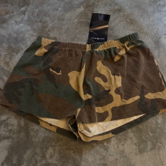 Brandy Melville camo shorts - Picture 1 of 1